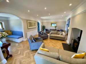 un salon avec un canapé, des chaises et une table dans l'établissement Florence House in Sussex, à Seaford