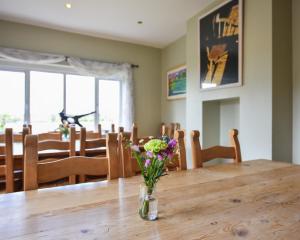un vase de fleurs assis sur une table en bois dans l'établissement Florence House in Sussex, à Seaford 24 autres photos