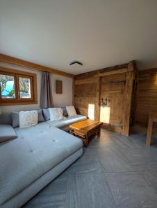 una sala de estar con un sofá y una mesa en Appt de charme dans chalet - cosy & nature, en Villars-sur-Ollon 2 fotos más