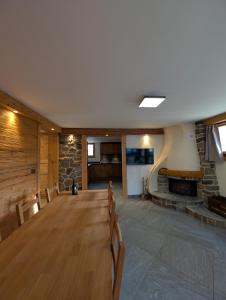 Una habitación grande con una pared de piedra y un asteryasteryasteryasteryasteryasteryasteryastery en Appt de charme dans chalet - cosy & nature, en Villars-sur-Ollon
