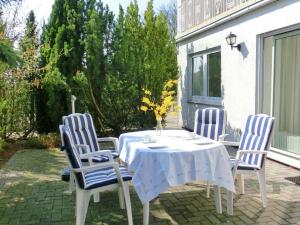 a table and four chairs with a white table and a table and chairs at Ferienwohnung Relax In Homberg Ot Welferode in Welferode