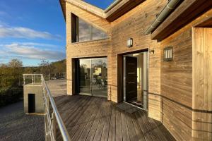 Un balcón o terraza en Le Clos des Cigognes - Architect-designed house near Omaha Beach