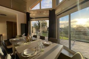 Un balcón o terraza en Le Clos des Cigognes - Architect-designed house near Omaha Beach 28 fotos más