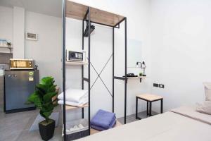 une chambre avec un miroir, un lit et une table dans l'établissement comfortable BAMBOO houses, à Ban Thalat Choeng Thale