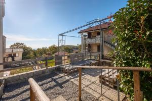 una vista de un edificio con una valla en Terrazza Catabbio, en Catabbio