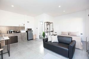 Cet appartement comprend une chambre avec un lit et un canapé ainsi qu'une cuisine. dans l'établissement comfortable BAMBOO houses, à Ban Thalat Choeng Thale 8 autres photos