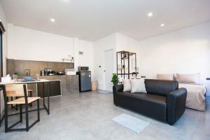 Η κουζίνα ή μικρή κουζίνα στο Comfortable houses БАМБУК