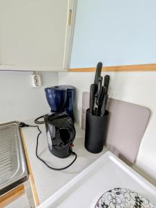 un mostrador de cocina con mortero y peste. en Boats stay play lake cabin, en Broby