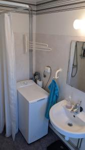 un baño con inodoro y lavabo en Boats stay play lake cabin, en Broby 40 fotos más