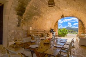 a dining room with a table and an archway at Son Pons in Llucmajor