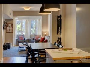 a kitchen and living room with a table and a couch at Aubars de Alma de Nieve in Naut Aran