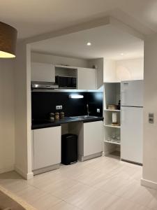 Η κουζίνα ή μικρή κουζίνα στο Bel appartement dans une résidence de standing