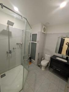 Koupelna v ubytování 1-BHK Designer Black at Zameen Opal