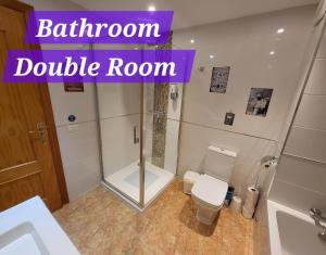 Ein Doppelzimmer mit Bad, Toilette und Waschbecken in der Unterkunft Casa Mariposa in Playa de San Juan