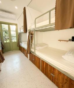 琅勃拉邦White Elephant Hostel的有两张双层床和一扇窗户的房间