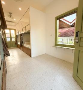 琅勃拉邦White Elephant Hostel的有一张双层床和一扇窗户的房间