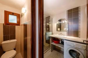 une salle de bains avec lave-linge et lavabo dans l'établissement Les jasmins, à Saint-Étienne-de-Tinée 24 autres photos