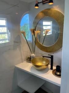 a bathroom with a gold sink and a mirror at Villa spacieuse avec piscine à Saint-François 196 m² in Saint-François
