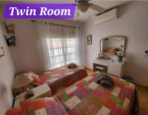 Zimmer mit 2 Betten und einem Schild, das das Zweibettzimmer liest in der Unterkunft Casa Mariposa in Playa de San Juan + 48 Fotos