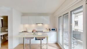 Η κουζίνα ή μικρή κουζίνα στο Swiss Flat rental 2