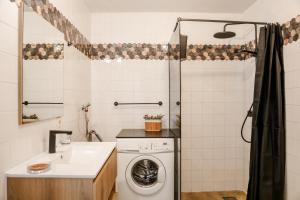 une salle de bains avec lave-linge et lavabo dans l'établissement Holiday home with sauna on Panjevaart - VP100, à Hoeven 30 autres photos