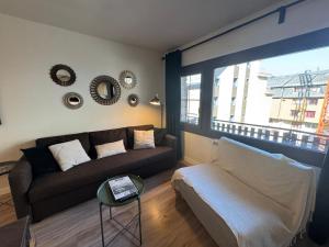 a living room with a couch and a window at Immodelpas Mundial in Pas de la Casa