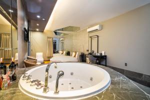 Un baño de Collection O District 10 - Bonita Grand Hotel 28 fotos más