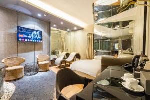 Un lugar para sentarse en Collection O District 10 - Bonita Grand Hotel