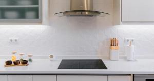 een keuken met een aanrecht met een fornuis bij Ria Endless South - Barroca Village - Sítio da Fortaleza in Tavira +47 foto's