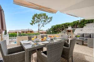 Un patio con una mesa y sillas en un balcón. en Apartament Miramar, en Alcanada