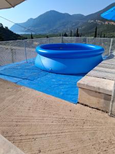 eine große blaue Wanne, die auf einer blauen Plane steht in der Unterkunft Villa Santa Friday in Antikes Epidauros