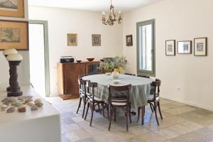 ein Esszimmer mit Tisch und Stühlen in der Unterkunft Villa Santa Friday in Antikes Epidauros