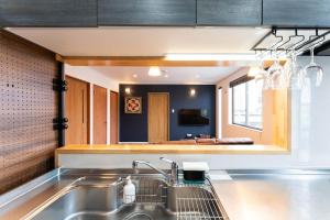 Η κουζίνα ή μικρή κουζίνα στο Dokoboko inn西本町