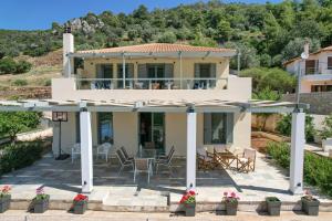 Villa mit Blick auf ein Haus in der Unterkunft Villa Santa Friday in Antikes Epidauros