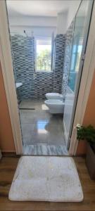 Ένα μπάνιο στο Perla 1-One Bedroom Apartment