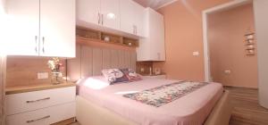 Ένα ή περισσότερα κρεβάτια σε δωμάτιο στο Perla 1-One Bedroom Apartment