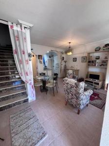 テルアビブにあるWelcome to your upscale coastal escape!のリビングルーム(階段、テーブル、椅子付)