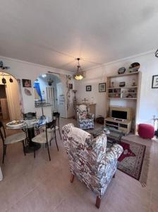 テルアビブにあるWelcome to your upscale coastal escape!の椅子2脚とテーブルのあるリビングルーム