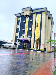 Το κτήριο όπου στεγάζεται  το ξενοδοχείο +6 φωτογραφίες