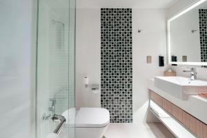 Ένα μπάνιο στο OZO Medini Malaysia