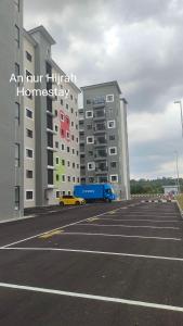 斯里伊斯兰德Homestay Annur Hijrah Seri Iskandar Near UiTM ,UTP的建筑物前的停车场