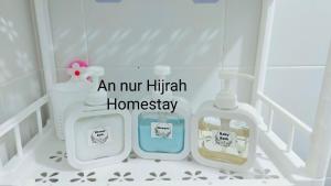 斯里伊斯兰德Homestay Annur Hijrah Seri Iskandar Near UiTM ,UTP的浴室里，婴儿床上放着两瓶洗涤剂。 更多15张照片