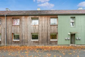 ein grünes Holzgebäude mit einem Zaun in der Unterkunft Apartment in Celle for Business Traveler in Celle
