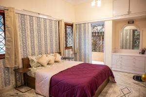 Postel nebo postele na pokoji v ubytování The Island Indiranagar