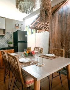 eine Küche mit einem Tisch mit einer Obstschale darauf in der Unterkunft Villa Soluna Lovina in Lovina