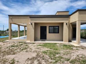 een weergave van een klein huis met een tuin bij El Rincón de Gemma in Salta
