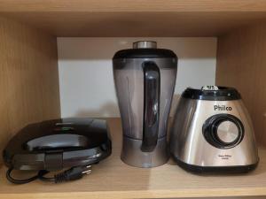 un mixeur et un grille-pain assis sur une étagère dans l'établissement Refúgio Aconchegante na Cidade, à Campinas