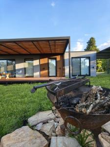 a barbecue grill in front of a house at La Recompensa Tiny in Colonia Nuevo Paysandú +13 photos