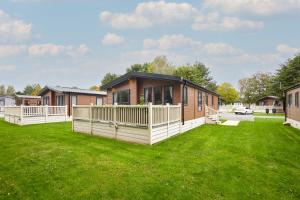 una casa con un gran patio con una casa en Lucky Lodge with Hot Tub, en York