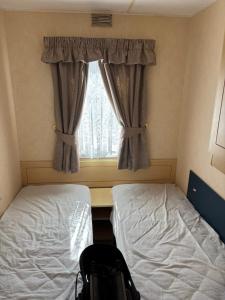 En eller flere senge i et værelse på KC Caravans + 5 billeder